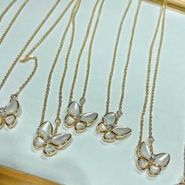 Fashion V Gold Premium Jewelry CNC White Fritillaria avec collier de papillon diamant chaîne à col rose à 18 km avec logo