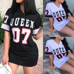 Mode V-Neck Queen Letters Imprime Robe à manches courtes Basketball Sporty Style Sexy Loose Female Vêtements Streetwear 240428