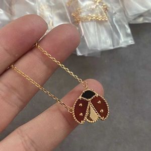 Collier Van Van Ladybug plaqué avec une édition de précision de la chaîne de collier pendentif en or rose 18 carats.