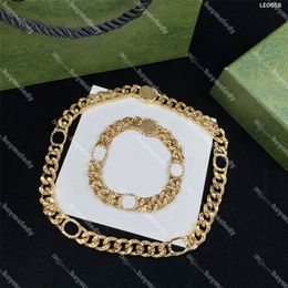 Mode Vintage Ketting Mannen Vrouwen Gouden Brief Armbanden Decoratie Kleur Diamanten Armband Overdreven Hanger Oorbellen Sieraden Set