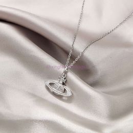 Mode Vivienne bijoux éternelCélébrité et impératrice douairière Saturne collier avec diamants dans la même série luxe et design haut de gamme avec une chaîne de collier pour femme