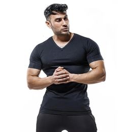 Mode Vneck Plain Tees Shirt Fitness Mens T manches courtes Muscle Bodybuilding Tshirt Maly Gym Clothes Slim Fit Tops 240419