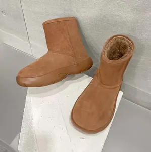 Botas de nieve cálidas de moda Moda mujer media bota Bota de diseñador de lujo Cómodo tacón plano Casual Suela gruesa Punta cuadrada Lana Botas de motocicleta de cuero mate