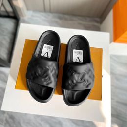 2024 New Fashion Waterfront Slippers Luxurys Designer Sandaux Rubber Men de femmes Chaussures décontractées Summer Summer Black Black Blanc Man Sliders Mule Lady Gift