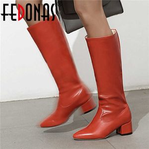 Mode fête de mariage bottes hautes serrées pour filles sexy talons épais chaussures femmes est bout pointu genou botte 210528