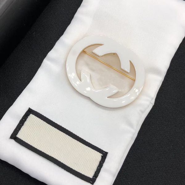 Broche en émail blanc à la mode pour hommes et femmes, même style, double lettre G, broche imbriquée utilisée pour les robes pull à double costume, bijoux de marque de créateur