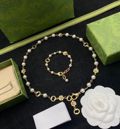 Collier de bracelet en chaîne dorée de créateur de fleurs de perle blanche mode pour femmes jeu de bijoux de lettres de bijoux de boucles d'oreille avec boîte