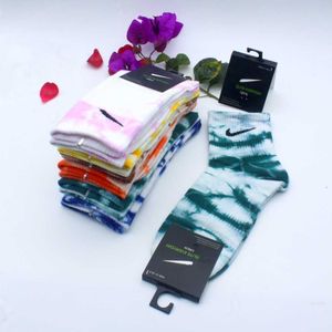 Mode Chaussettes blanches Hommes Femmes Pur coton épais Sports Couple Long Moyen Court Laine Arc-en-ciel Lettre NK Couleur Tie-Dye Impression Talon Bas 30 styles CI1M