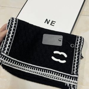 Moda bufanda de lana blanca para mujer bufandas de diseño letras de tejido de seda lujo negro letra C patrón de cheques de cachemira Pashmina abrigo peludo para hombre chal -6