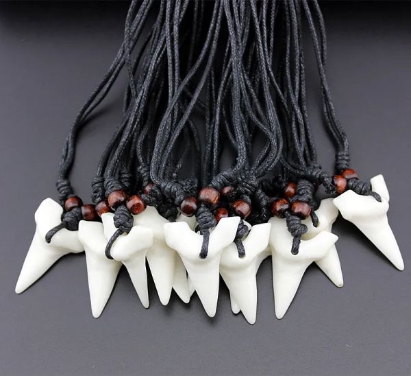 Mode En Gros Mixte 12 pcs Imitation Yak Os Requin Dent Collier Dents Blanches Amulette Pendentif pour hommes femmes bijoux MN577