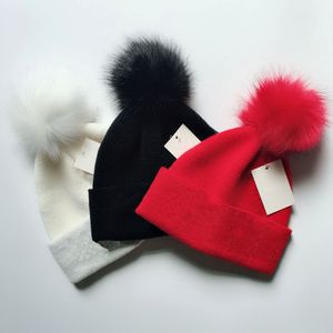 Gorros de invierno a la moda, gorros, gorros para mujer, gorro con pompones de piel de mapache Real, gorro cálido para chica, gorro snapback para mujer, gorro con pompón y calavera