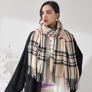 Bufandas de invierno de moda al por menor a la venta Bufanda de doble cara de celebridad para mujer Babag de barra pequeña con varios colores para elegir Salir informal personalizado