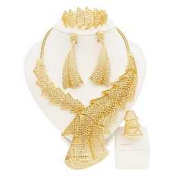 Conjunto de joyería de mujer de moda Collar de personalidad chapado en oro de Dubai Diseño de capa hueca Adecuado para uso diario Regalos de banquete SYHOL 240102