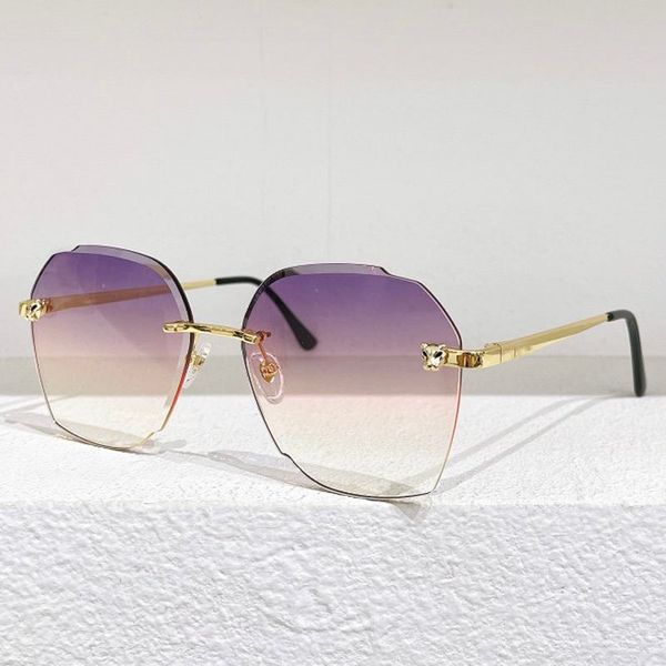 Lunettes de soleil pour femmes à la mode, forme spéciale, finition plaquée or poli, monture de lunettes en métal, grand extérieur UV400, plage scintillante, lentille rose, niveau de protection 3