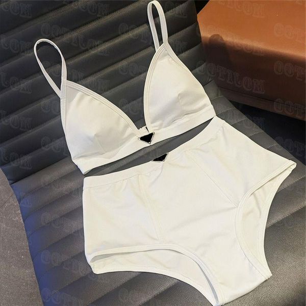 Fashion Women Badge SwegeSuit Designer High Swimwear Briefes de taille Sous -wear Bra pour Split Fashion Bikini Metal Sexy Feuw