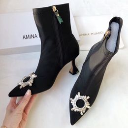 Bottes de mode Fashion Amina Muaddi Bottes à bout pointu Martin Désert Sequins Sequins Médaille Chaussures d'hiver sans glissement grossières avec boîte NO387