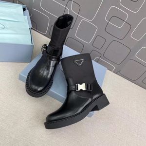 Botas de mujer de moda Triángulo marca de hierro Marca de lujo 2021 Botas cortas de cuero de alta calidad para mujer Zapatos clásicos de otoño invierno con caja original