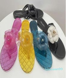 Moda mujer Camelia flor Tanga sandalia claro brillo gelatina diapositivas zapatillas transparente cristal PVC playa zapatos planos Slip