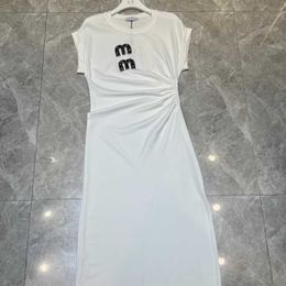 Mode femmes vêtements miu robe de créateur pur coton robes respirantes jupe perlée coupe ajustée à manches courtes robe fendue