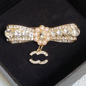 Mode femmes cristal broche Design marque lettre broches Desinger broches perle costume broche vêtements décoration accessoires bijoux de mariage cadeau d'anniversaire