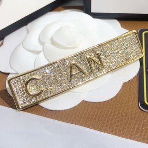 Mode Frauen Designer Broschen Brief Pins Perle Diamant Brosche 18 Karat vergoldet Edelstahl Marke Anzug Pin Hochzeit Schmuck Geschenke