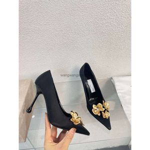 Mode dames ontwerper hakken pumps gouden bloemen beroemde kleding schoenen zijden satijn zwart formeel feest prom avondje bruiloft