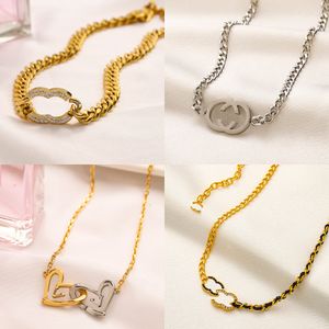 Fashion Women Designer Collier Choker Heart Pendante chaîne Gold plaqué en acier inoxydable Lettre de cristal de perle Colliers de mariage Accessoires de bijoux