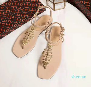 Moda mujer sandalias planas verano hebilla de metal decoración chanclas sandalias de playa jalea diseñador zapatos de gran tamaño 35-43