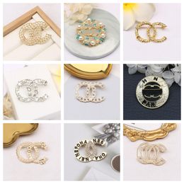 Fashion Women Men Designer Brand Letter Broches Gold Ploated Inlay Crystal Rhinestone Jewelry Brooch Charm Pearl Pin 2023 Marry Christmas Party Gift Accessorie