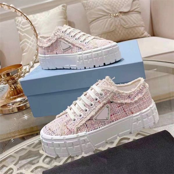 Zapatos casuales de moda para mujer Primavera y otoño Zapatos de plataforma de plataforma de diseñador de lujo Zapatillas con insignia triangular Zapatos para correr con cordones Caja de cordones de viaje