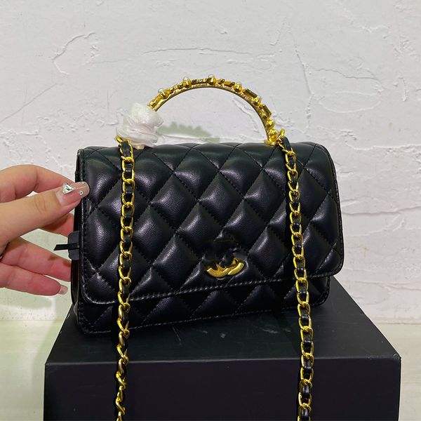 Bolso de hombro para mujer de moda, herrajes dorados clásicos, hebilla de metal, bolso de lujo con letras de perlas y diamantes de imitación, bolso cruzado con cadena exquisita, bolso móvil de diseñador 18 cm