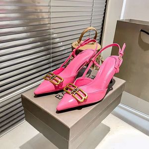 Fashion Women Sandals Trendy Cagole 90 mm Pumps Italië Luxe puntige teen roze lederen gouden letters verfraaide ontwerper Banquet Party Sandaal Hoge hakken EU 35-42
