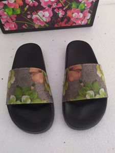 Mode femmes pantoufles chaussures classique toboggan été large plat glissant rouge sandales pantoufle tongs taille 35-45 avec boîte à fleurs