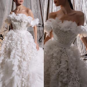 Mode Vrouwen Trouwjurk Off Schouder Mouwloze Bruidsjurken Parels Tiers Ruffle Sweep Trein Jurk Custom Made vestidos de novia