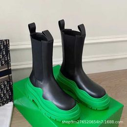 Famosa marca Diseñador para mujer Botas de tacón cuadrado Botines de cuero Suela de goma de moda Correas elásticas Comodidad de lujo Botines exquisitos