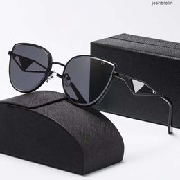 Lunettes de soleil de créateurs pour femmes de mode pour femmes hommes Classic Eyeglass Goggle Outdoor Beach Sun Glasse pour homme femme en option Triangulaire Signature 6 couleurs avec 2024
