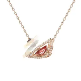 Collar de diamantes para mujer de moda Collar de diseño de cisne de oro de 14 quilates Colgante de diamantes Collar de diseñador de estilo INS Joyería de regalo emocional para que las mujeres expresen su amor