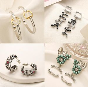 Pendientes de perlas redondas geométricas para mujer, aretes de diseñador de lujo con letras de acero inoxidable, aretes de diamantes de imitación de cristal, chapado en oro de 18 quilates, joyería para fiesta de boda