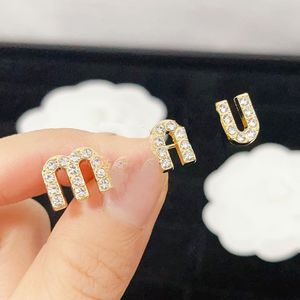 Mode Femmes Monogramme Broche Designer Bijoux Broches 18k Or Printemps Nouvelle Marque Pins Romantique Rétro Rue Logo Broche Mode Polyvalent Cadeau Avec Boîte