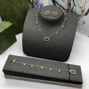 Mode Femmes Collier Designer Bijoux De Luxe Initiales Pendentif Collier Chaîne Dorée Diamant Boucle D'oreille Perle Bracelets Lettre Cadeau De Mariage