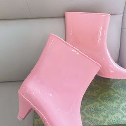 Botas de lluvia para mujer de moda Botas de tobillo impermeables de goma de diseñador Media bota blanca y negra Parte superior clásica con caja 510