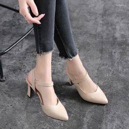 Mode dames vast lederen sandalen zomer 2024 zachte kleur middenhiel met een teen dop comfortabele schoenen met hoge hakken 827 809