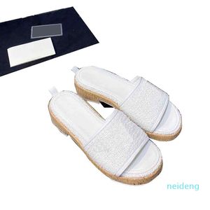 Designer de pantoufles en bois pour femmes avec bout rond et talon bas Sandales rétro en cuir véritable pour filles Flip Flops Beach Hotel Shower 00