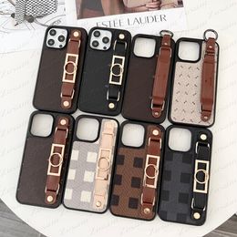 Coque de téléphone avec dragonne tendance pour iPhone 15, 14 Plus, 13, 12 Pro Max, 11, rivet, coque arrière de styliste, imprimé floral, célèbre peinture, pare-chocs, étuis antidérapants