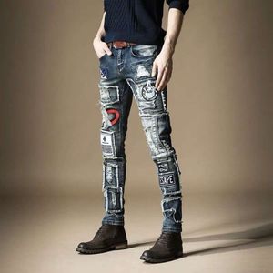 Pantalon en jean brodé personnalisé à la mode et en détresse pour les pantalons élastiques à la mode et nostalgiques pour hommes et nostalgiques