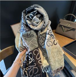 Modieuze en luxueuze vrouwelijke designer sjaal met geometrische print met kwastjes, zachte en warme herfst- en winterlange sjaal