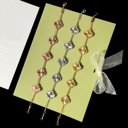 Modieuze en luxe klaver armband merk klassieke vijf bloem bedelarmband voor vrouwen hoge kwaliteit roestvrij staal gegalvaniseerde 18k gouden designer armband