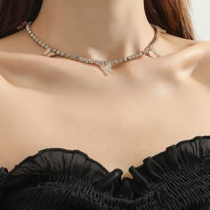 Style de navettage à la mode et minimaliste, chaîne de diamants carrés brillante, pendentif papillon, collier pour femmes à motifs papillon