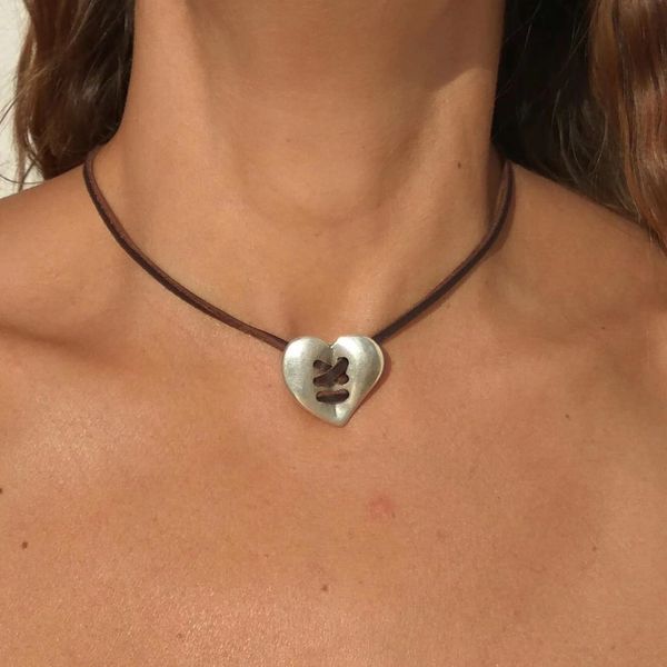 Pendentif d'amour en cuir de cire bohème à la mode et populaire, chaîne de clavicule rétro artistique, collier en cuir universel pour hommes et femmes.