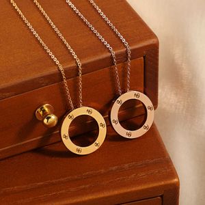 Collier à la mode et polyvalent accessoires Collier Luxury Love Love Circular Ring avec ongle pour femmes à la mode avec une boîte de logo originale